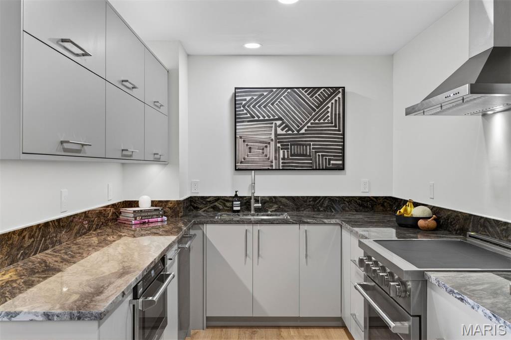 Eight-One-Six South Hanley Condominuim - Residential