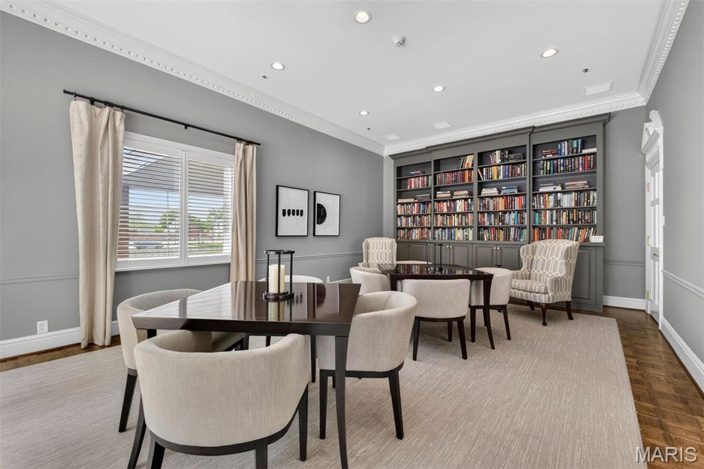 Eight-One-Six South Hanley Condominuim - Residential