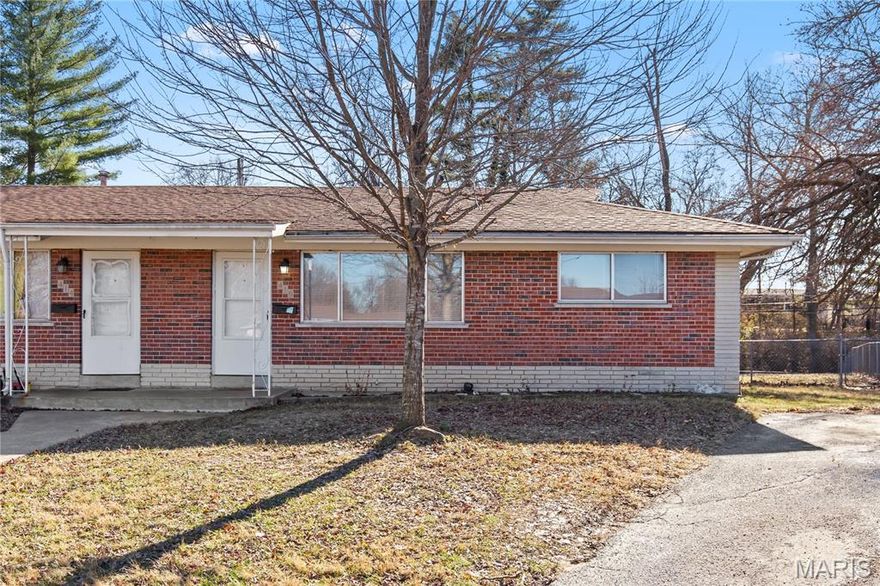 2 bed 1 bath in the heart of St. Charles.  Located on a cul-de-sac, this home has beautiful hardwood floors, neutral paint, and lots of windows to let in natural light. This also offers off street parking, a large back yard, and an unfinished basement.