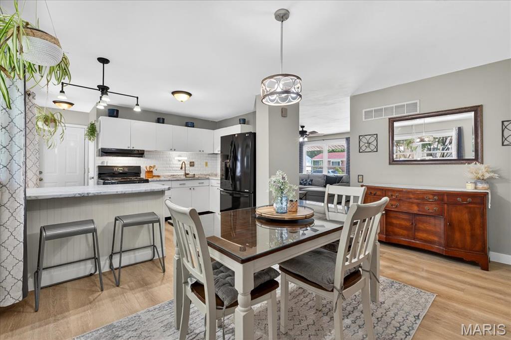 St Charles, Missouri 63301, United States, 3 Bedrooms Bedrooms, ,2 BathroomsBathrooms,Residential,Pending,180879