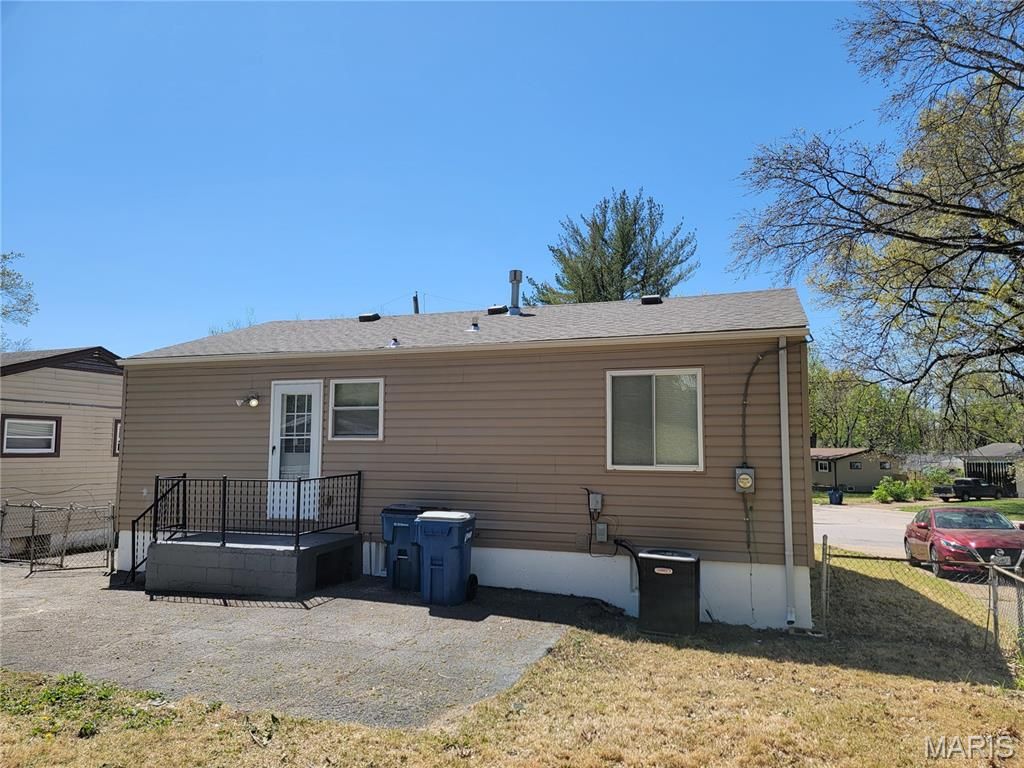 Photo of 929 Clearfield Drive, Ferguson, MO 63135 (MLS # 26027484)