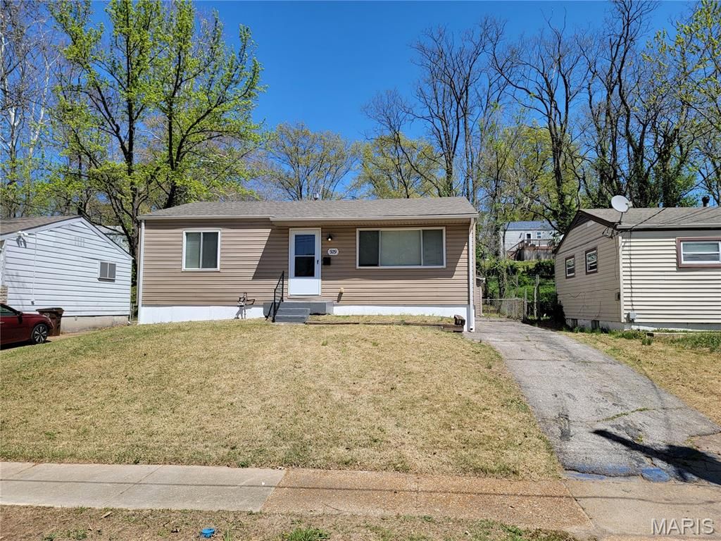 Photo of 929 Clearfield Drive, Ferguson, MO 63135 (MLS # 26027484)