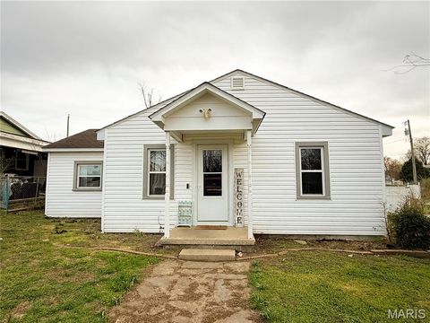 Photo of 1707 Kentucky Street, Sikeston, MO 63801 (MLS # 26017049)