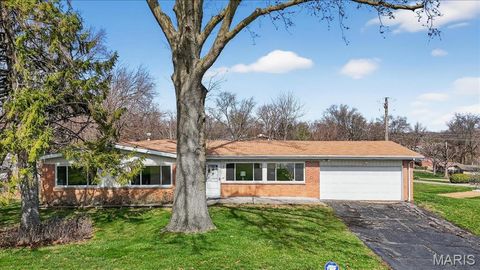 6 Nassau Circle Creve Coeur MO 63146