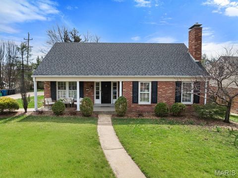 Photo of 24 Willow Oak Lane, Glendale, MO 63122 (MLS # 26005907)