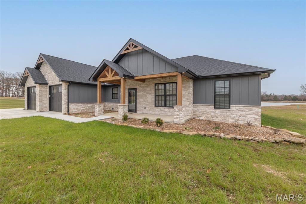 Photo of 140 Pondside Lane, Poplar Bluff, MO 63901 (MLS # 25079868)