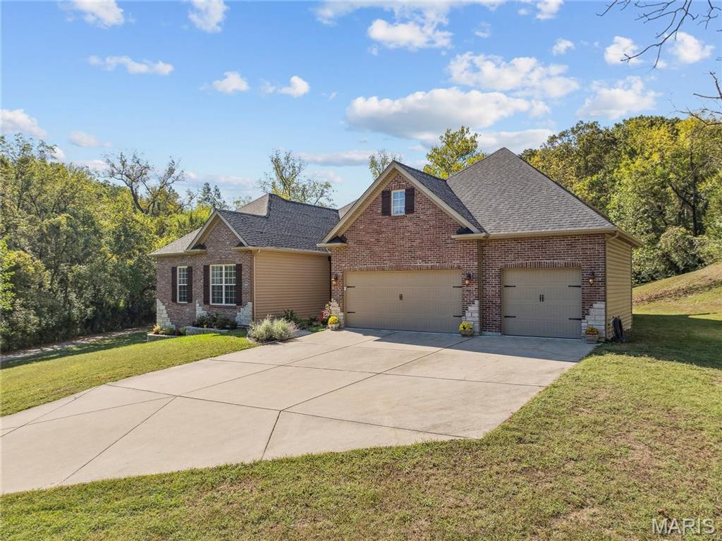 Photo of 409 Griffith Lane, Chesterfield, MO 63005 (MLS # 25036266)