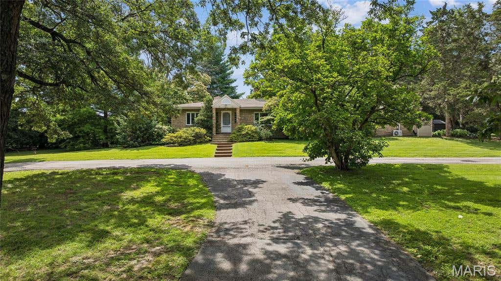 Photo of 7 Clayton Terrace, Frontenac, MO 63131 (MLS # 26037563)