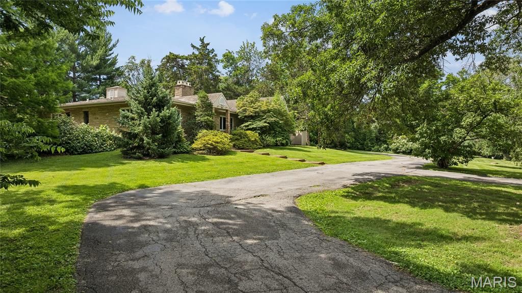 Photo of 7 Clayton Terrace, Frontenac, MO 63131 (MLS # 26037563)