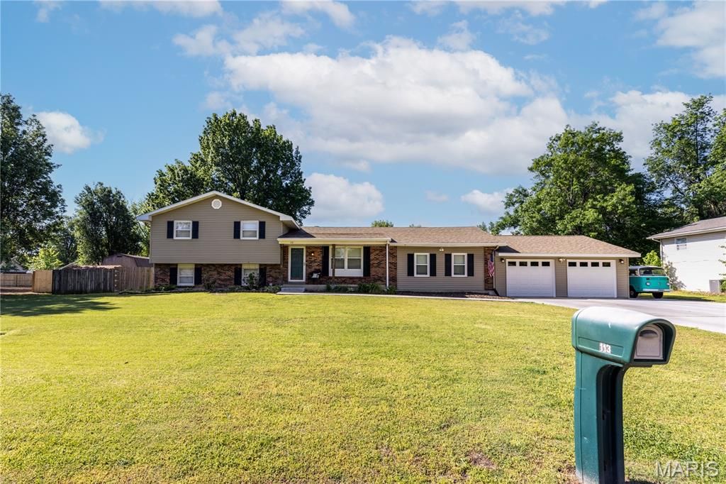 Photo of 113 Holmes Dr Dr, Sikeston, MO 63801 (MLS # 26023811)