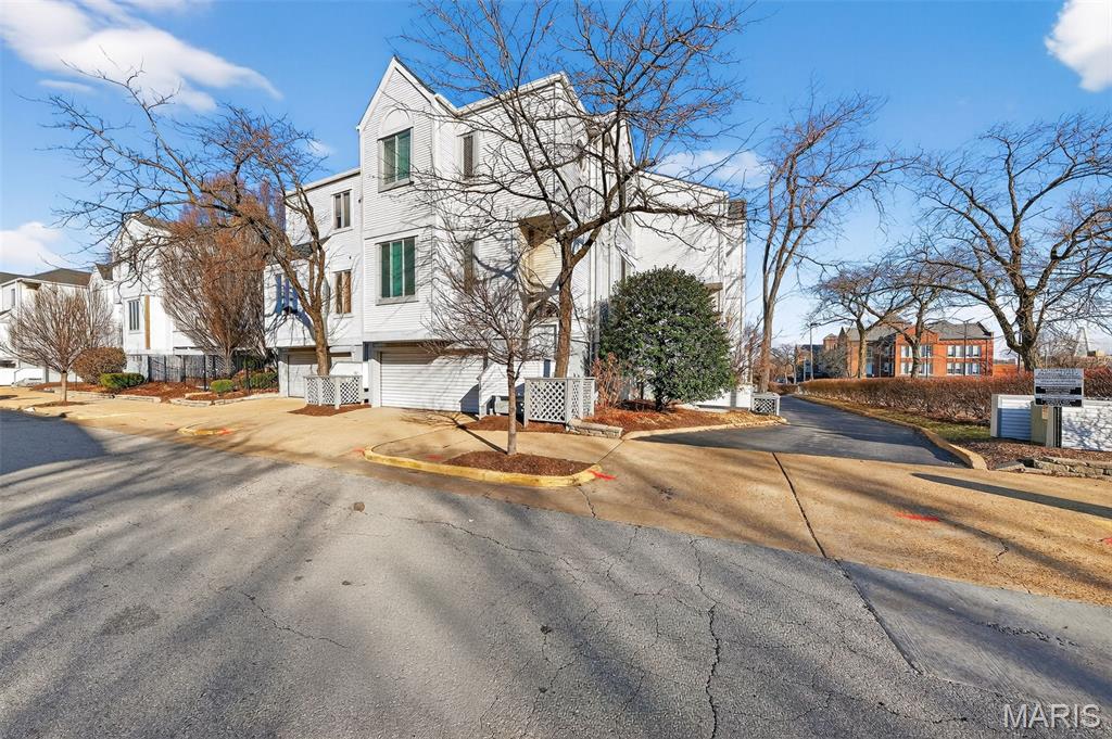 COLUMBUS SQUARE - Residential Lease