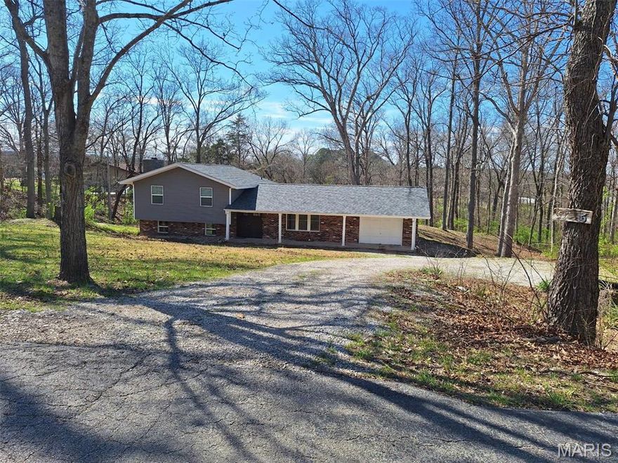 Motivated seller!!!!!Home has all new windows, siding, roof and doors/sliding glass doors. Still needs a little more work. We are private here though. Very quiet. It has a basement, but it's not finished. 3 beds 2 baths..2 minutes from Hwy 55
Selling as is.. needs good owner..most work is done..