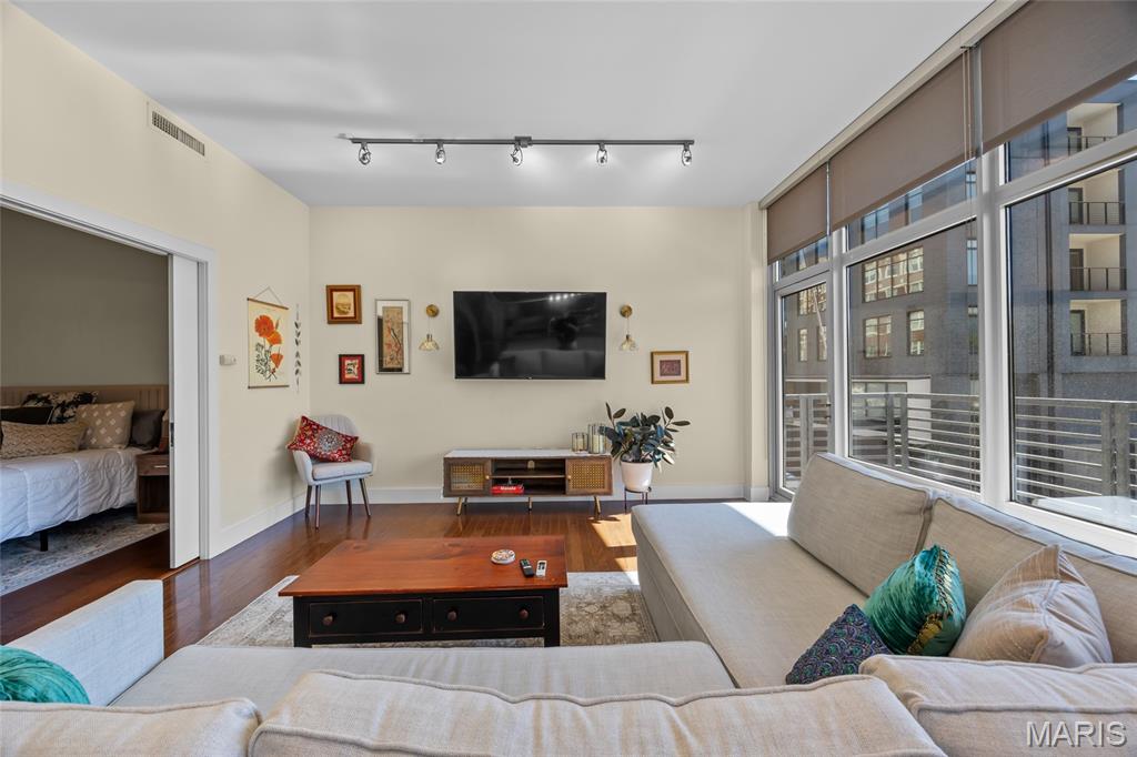 St Louis, Missouri 63108, United States, 1 Bedroom Bedrooms, ,2 BathroomsBathrooms,Residential,Active,136342