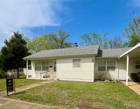 Photo of 409 W James Avenue, Cuba, MO 65453 (MLS # 26021920)