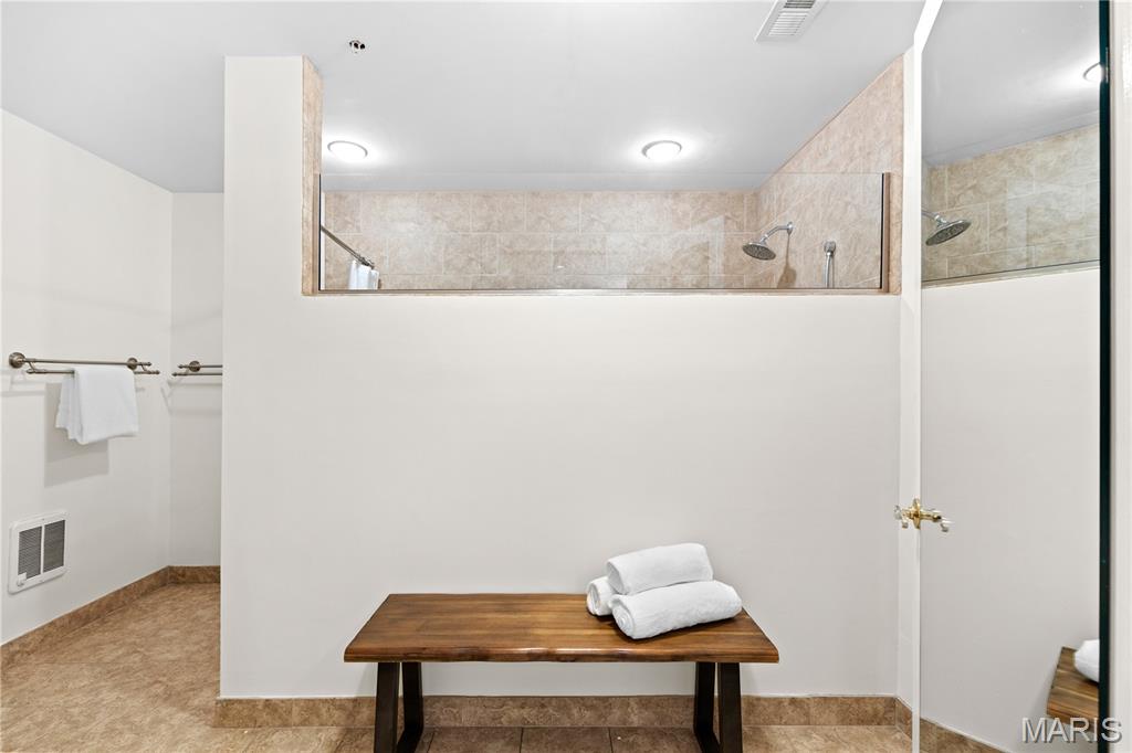 Claytonian A Condo Amd - Residential