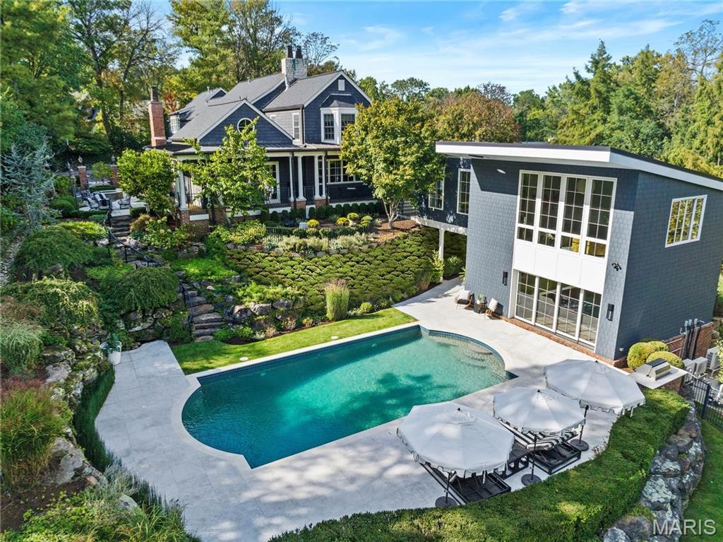 Photo of 24 Oakleigh Lane, Ladue, MO 63124 (MLS # 26020645)