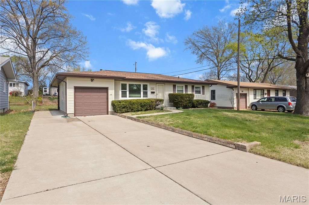 Photo of 1295 Del Rey Drive, Florissant, MO 63031 (MLS # 26020747)