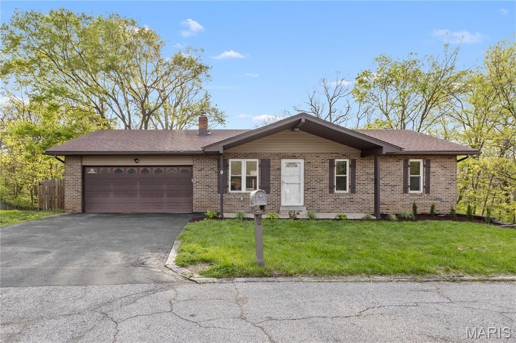 Photo of 9 Chateau Lane, Unincorporated, MO 63010 (MLS # 26022436)