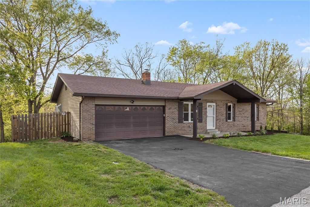 Photo of 9 Chateau Lane, Unincorporated, MO 63010 (MLS # 26022436)