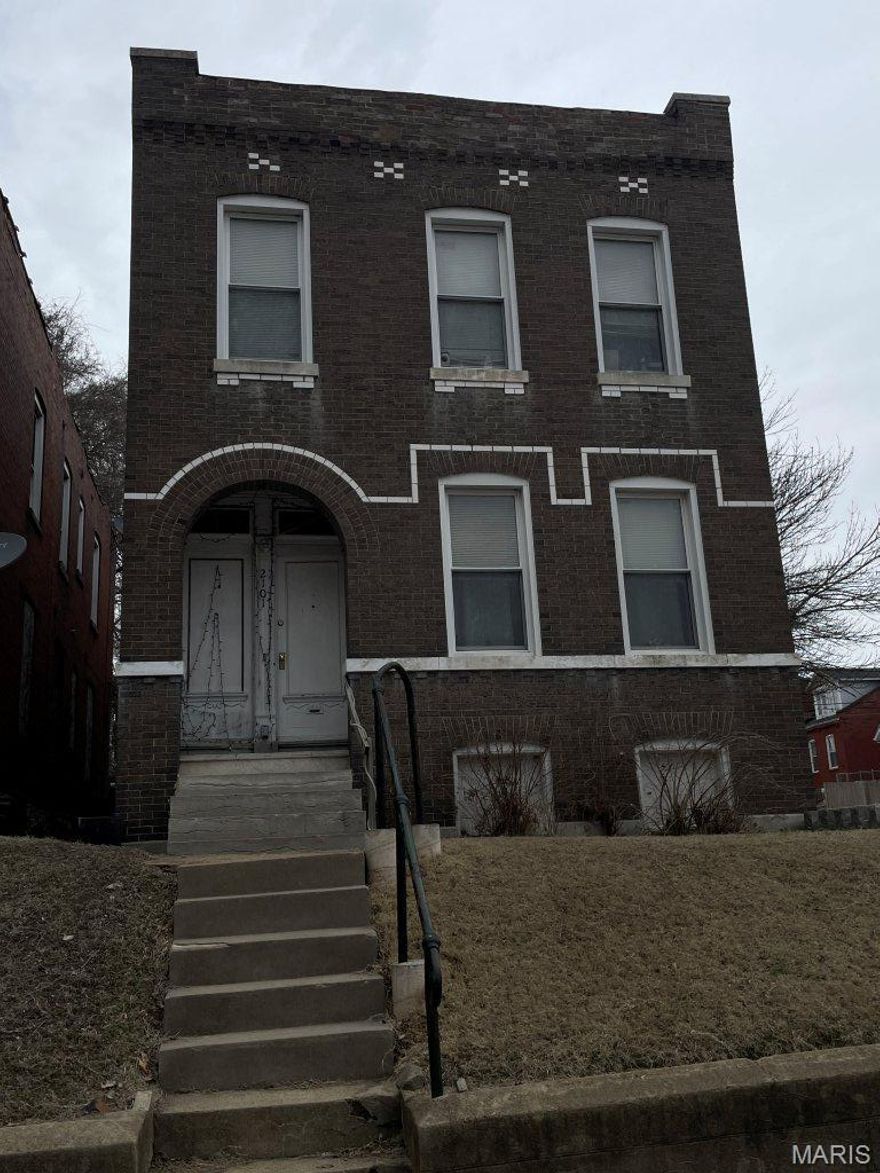 4 beds, 3 baths and 2244 sf  Tenant-occupied property in great location near to Tower Grove Park and South Grand.
Full masonry brick facade in traditional south city St. Louis architectural style.
Deal for investors seeking immediate cash flow.
Opportunity for owner-occupied investment.
Sold in current condition.