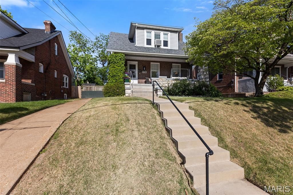 Photo of 2031 Bellevue Avenue, Maplewood, MO 63143 (MLS # 26025745)