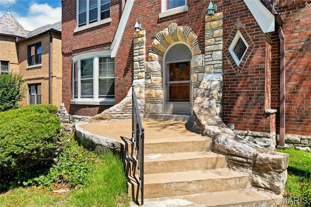 Photo of 8015 Davis Drive, Clayton, MO 63105 (MLS # 26041909)