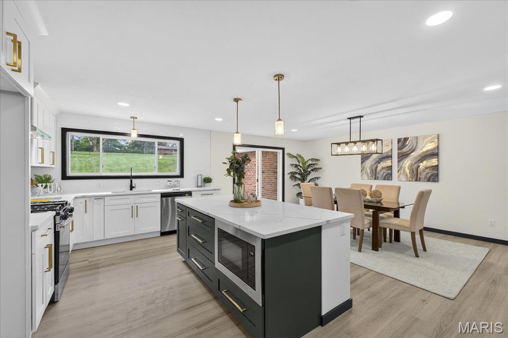 St Louis, Missouri 63132, United States, 4 Bedrooms Bedrooms, ,3 BathroomsBathrooms,Residential,Pending,182494