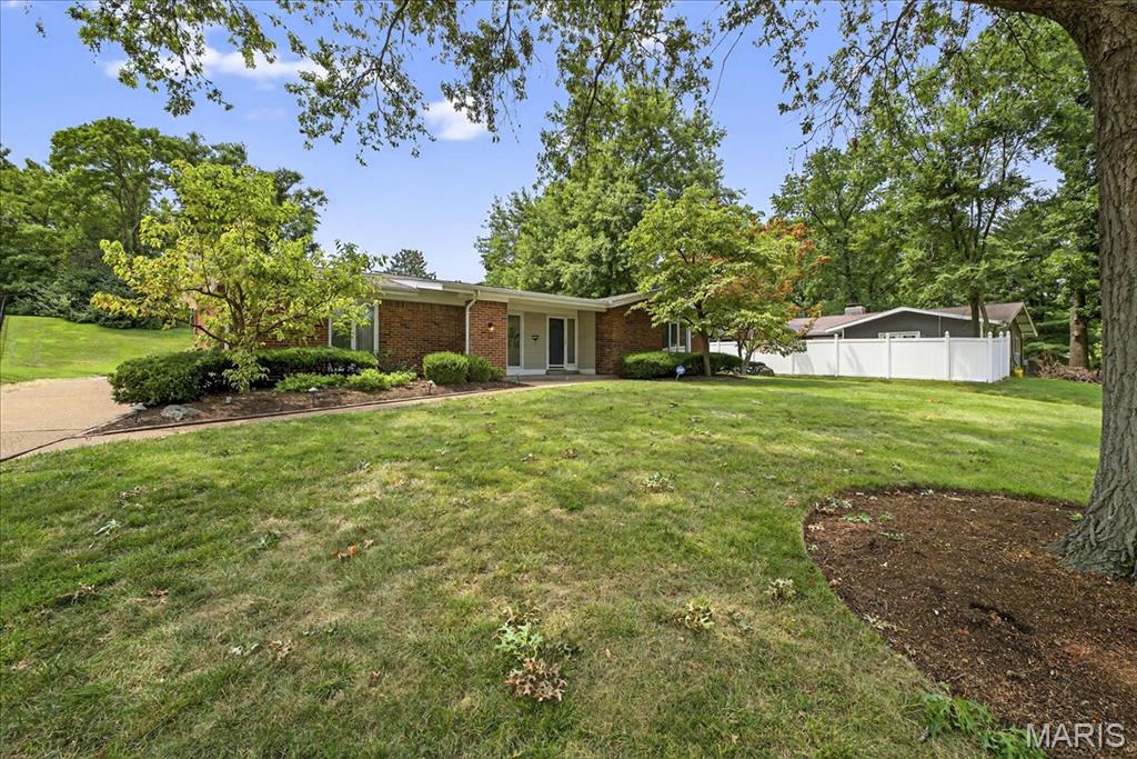 St Louis, Missouri 63132, United States, 4 Bedrooms Bedrooms, ,3 BathroomsBathrooms,Residential,Pending,182494