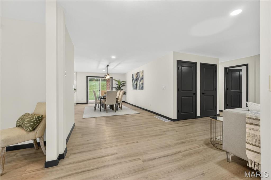 St Louis, Missouri 63132, United States, 4 Bedrooms Bedrooms, ,3 BathroomsBathrooms,Residential,Pending,182494