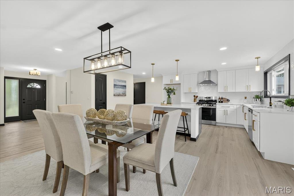 St Louis, Missouri 63132, United States, 4 Bedrooms Bedrooms, ,3 BathroomsBathrooms,Residential,Pending,182494