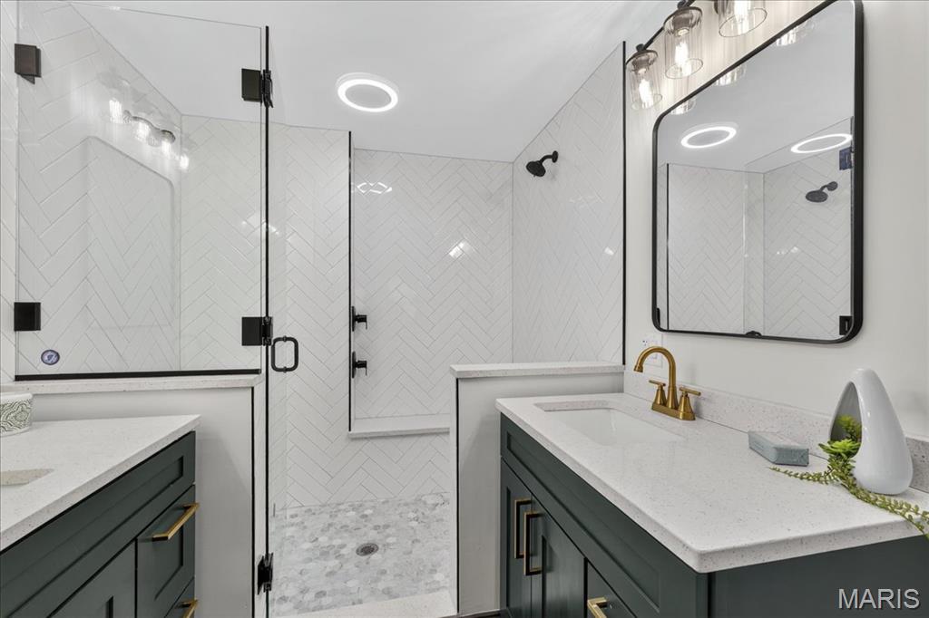 St Louis, Missouri 63132, United States, 4 Bedrooms Bedrooms, ,3 BathroomsBathrooms,Residential,Pending,182494