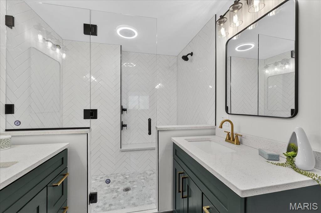 St Louis, Missouri 63132, United States, 4 Bedrooms Bedrooms, ,3 BathroomsBathrooms,Residential,Pending,182494