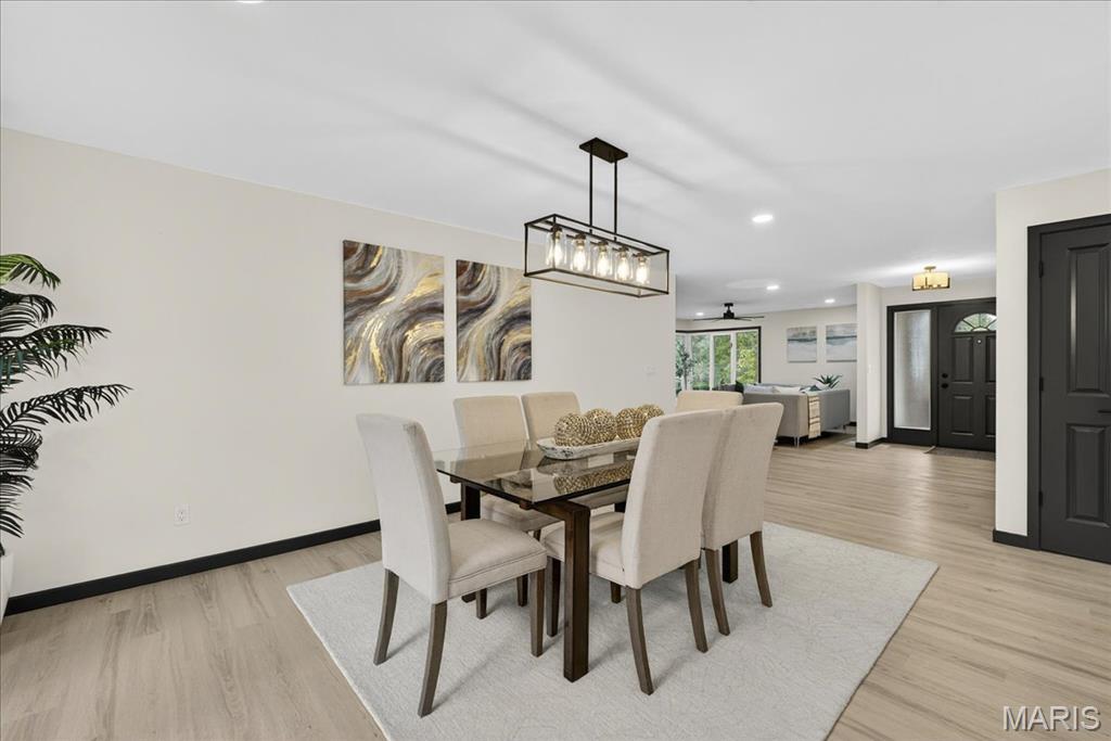 St Louis, Missouri 63132, United States, 4 Bedrooms Bedrooms, ,3 BathroomsBathrooms,Residential,Pending,182494