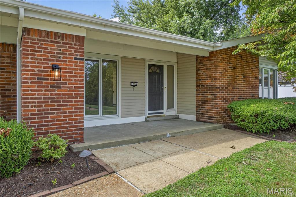 St Louis, Missouri 63132, United States, 4 Bedrooms Bedrooms, ,3 BathroomsBathrooms,Residential,Pending,182494