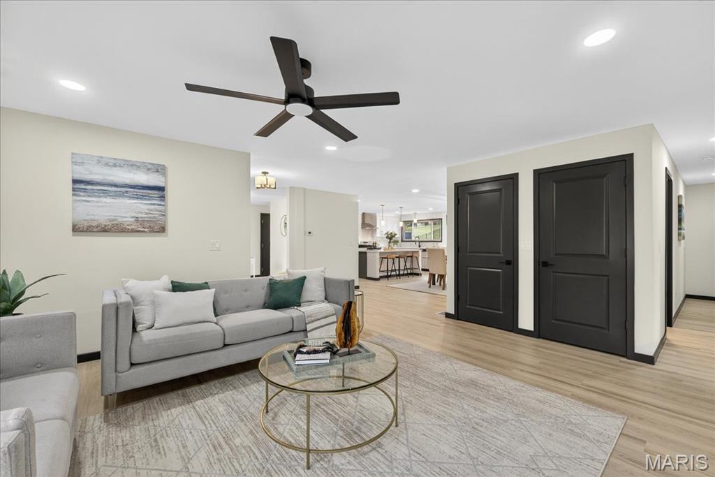 St Louis, Missouri 63132, United States, 4 Bedrooms Bedrooms, ,3 BathroomsBathrooms,Residential,Pending,182494