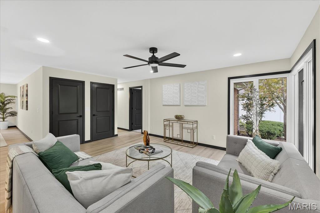 St Louis, Missouri 63132, United States, 4 Bedrooms Bedrooms, ,3 BathroomsBathrooms,Residential,Pending,182494