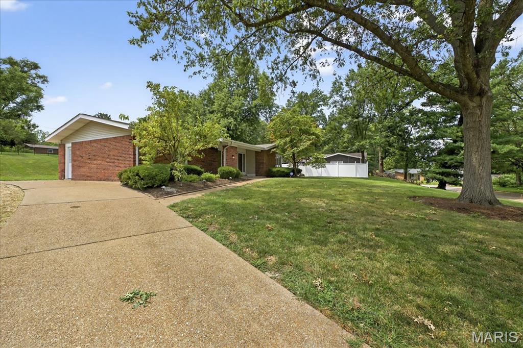 St Louis, Missouri 63132, United States, 4 Bedrooms Bedrooms, ,3 BathroomsBathrooms,Residential,Pending,182494