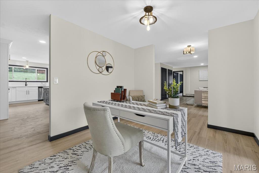 St Louis, Missouri 63132, United States, 4 Bedrooms Bedrooms, ,3 BathroomsBathrooms,Residential,Pending,182494