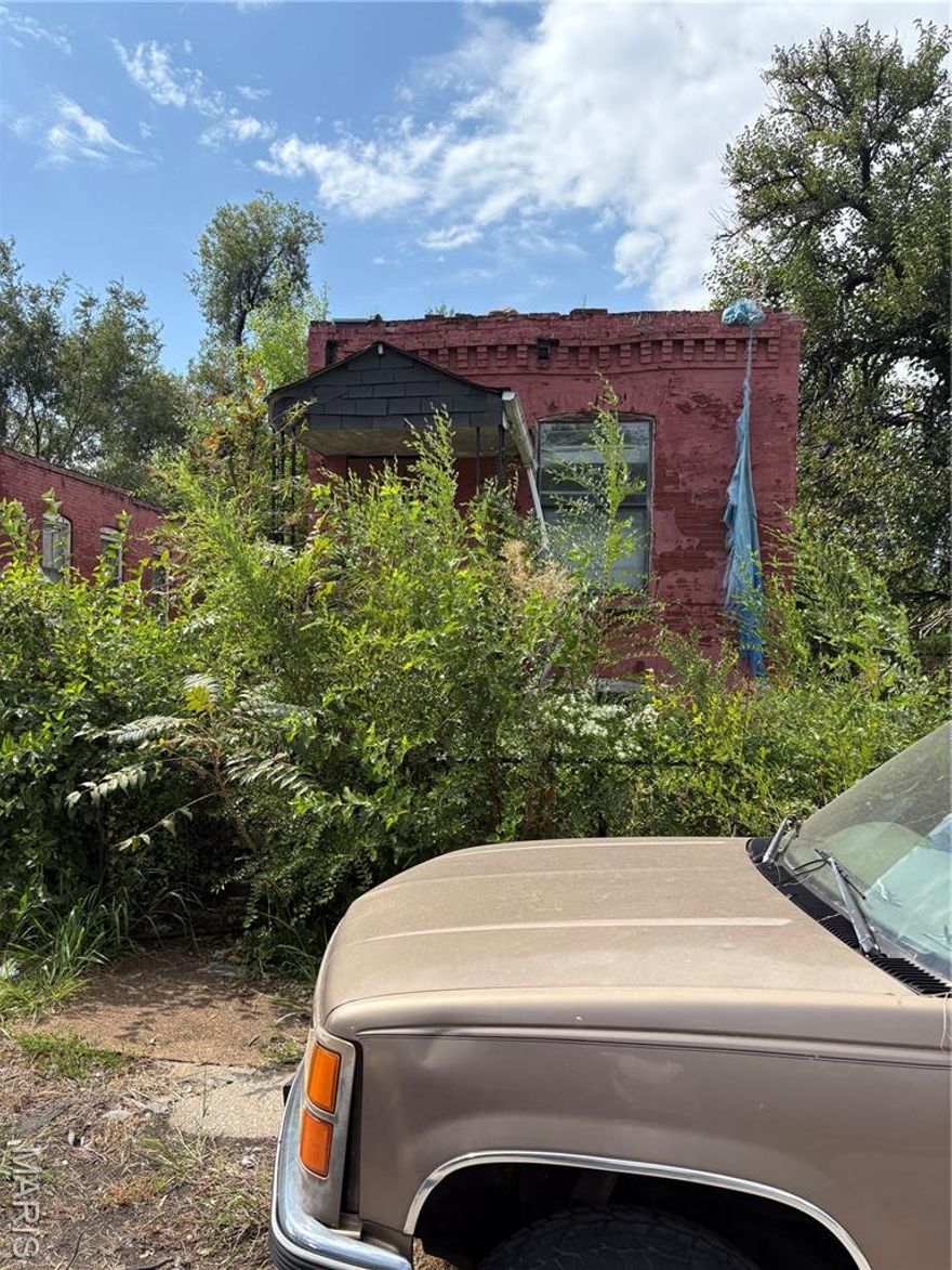 THIS HOME IS LOCATED IN BEAUTIFUL NORTH ST LOUIS CITY.  THIS IS A GREAT INVEST PROPERTY IT HAS ENLESS POSSIBILTIES, IT COULD BE USED AS A NICE FIX N FLIP ARE AS A GREAT RENTAL PROPERTY. THERE ARE ALOT OF GREAT NEW THINGS COMING TO ST LOUIS CITY ITS A GREAT TIME TO BUY. AND DID I MENTION THAT THE PRICE IS GREAT THIS 3 BEDROOM 1 BATH HOME IS IDEAL FOR CITY LIVING. PLEASE CONTRACT ME FOR MORE DETAILS.  THIS IS A CASH ARE CONVENTIONAL DEAL. I LOOK FORWARD TO WORKING WITH YOU.