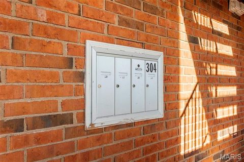 Tiny photo for 1949 Hunting Lake Court #304, Kirkwood, MO 63122 (MLS # 25076654)