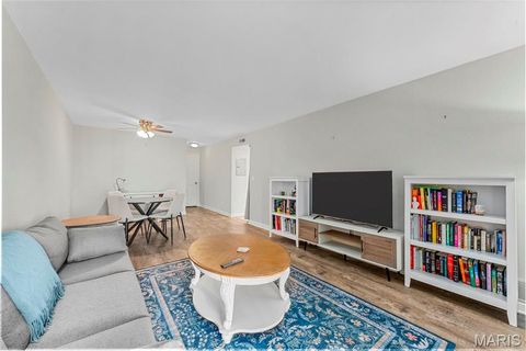 Tiny photo for 1949 Hunting Lake Court #304, Kirkwood, MO 63122 (MLS # 25076654)