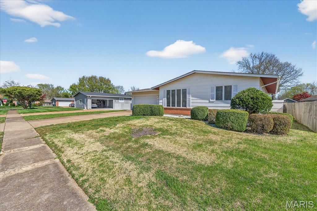 Photo of 2250 Loveland Drive, Florissant, MO 63031 (MLS # 26020190)