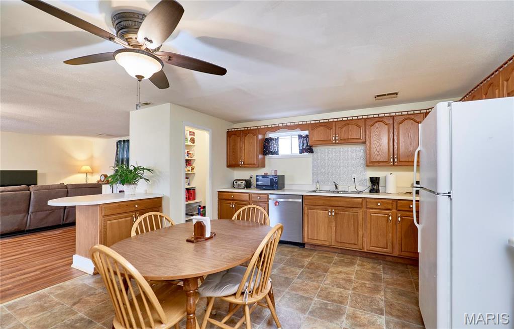 Clarksville, Missouri 63336, United States, 4 Bedrooms Bedrooms, ,2 BathroomsBathrooms,Residential,Active,141050