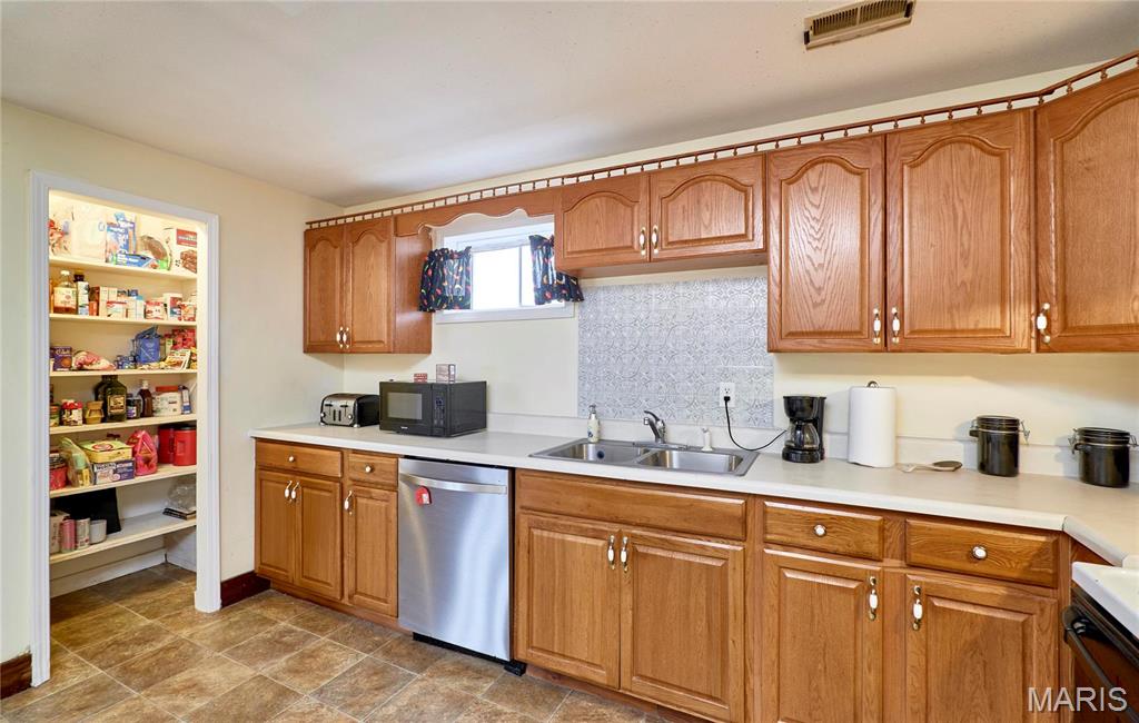 Clarksville, Missouri 63336, United States, 4 Bedrooms Bedrooms, ,2 BathroomsBathrooms,Residential,Active,141050