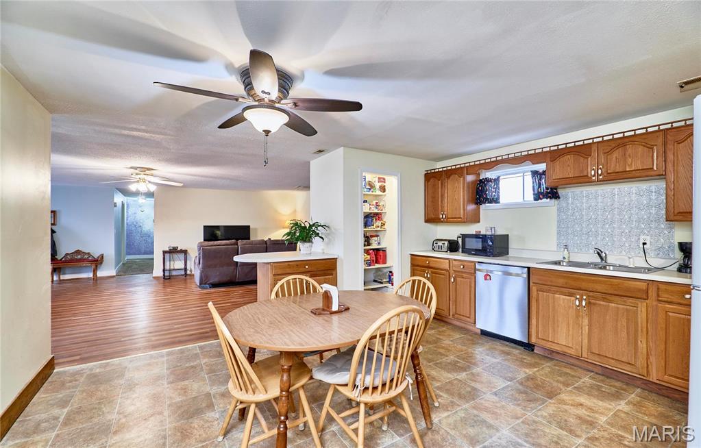 Clarksville, Missouri 63336, United States, 4 Bedrooms Bedrooms, ,2 BathroomsBathrooms,Residential,Active,141050