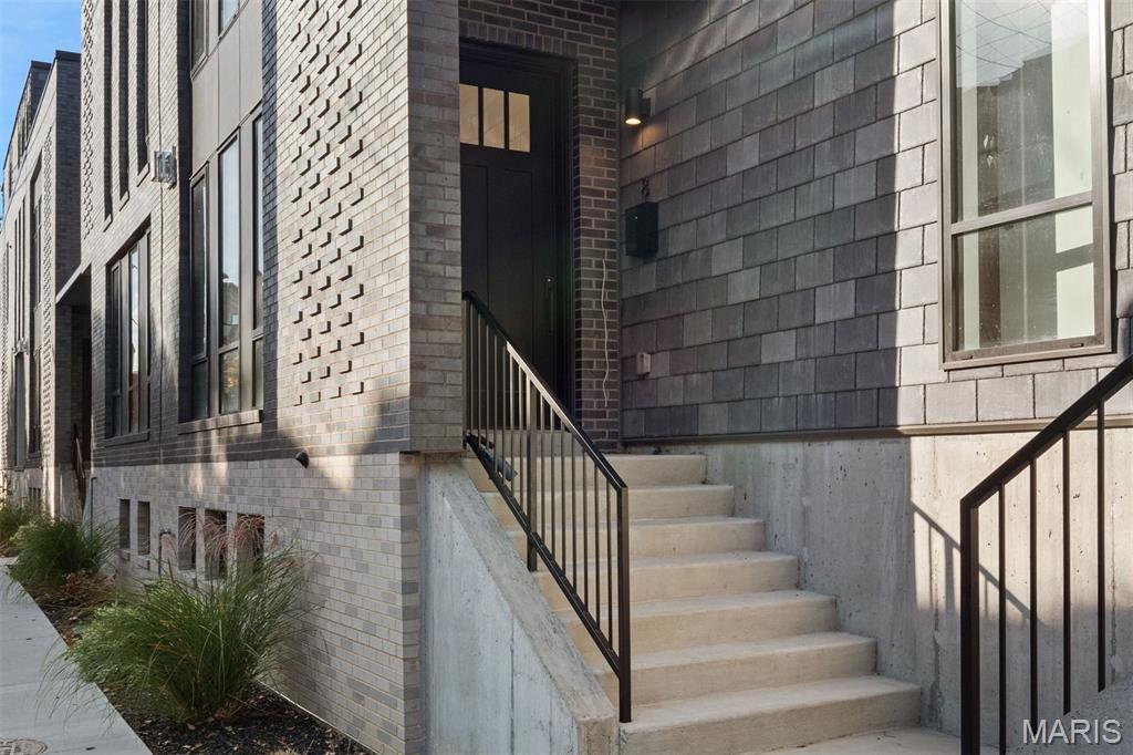 215 N Sarah Street 8