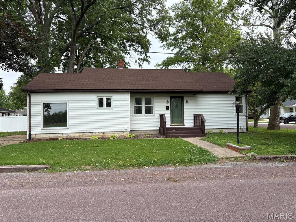Photo 1 of 1 — 1516 Ash Street, Highland, IL 62249