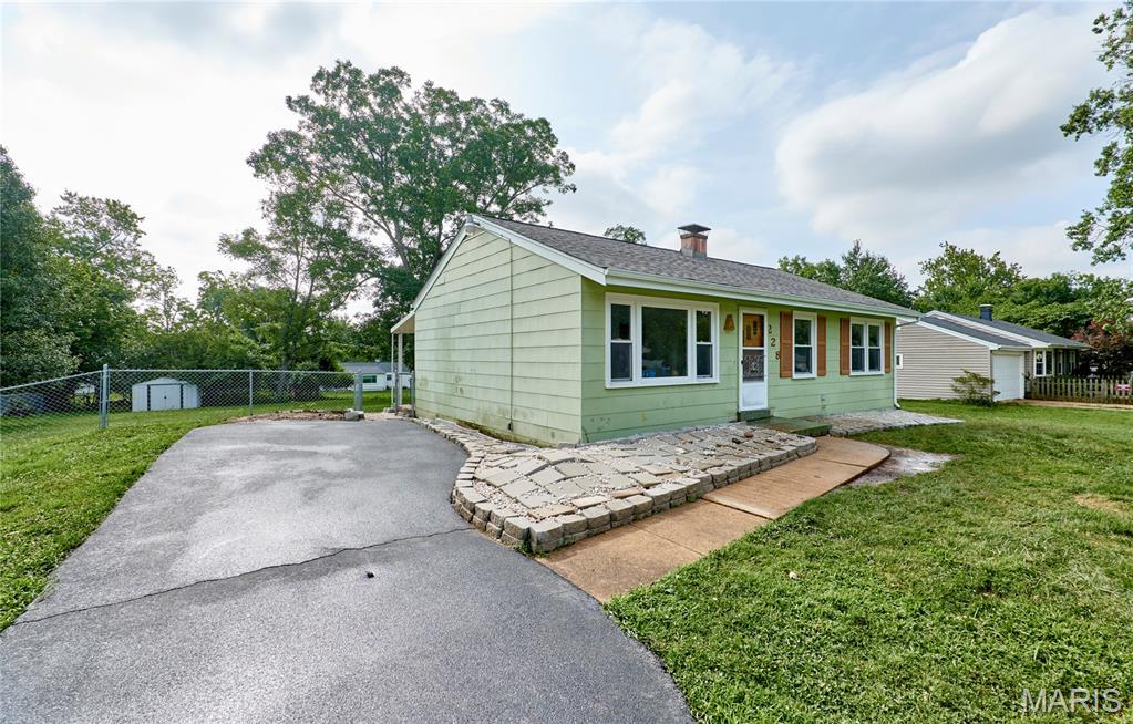 Photo of 228 Newton Place, Ballwin, MO 63021 (MLS # 26042971)