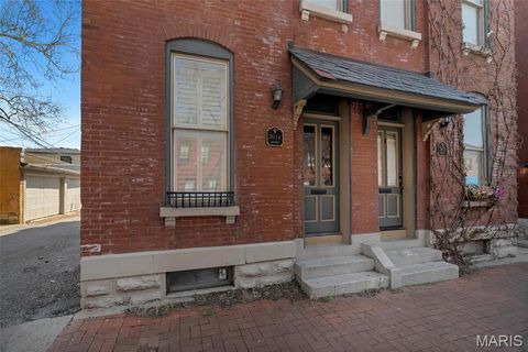 Photo of 2016 Menard Street #2016, St Louis, MO 63104 (MLS # 26026073)