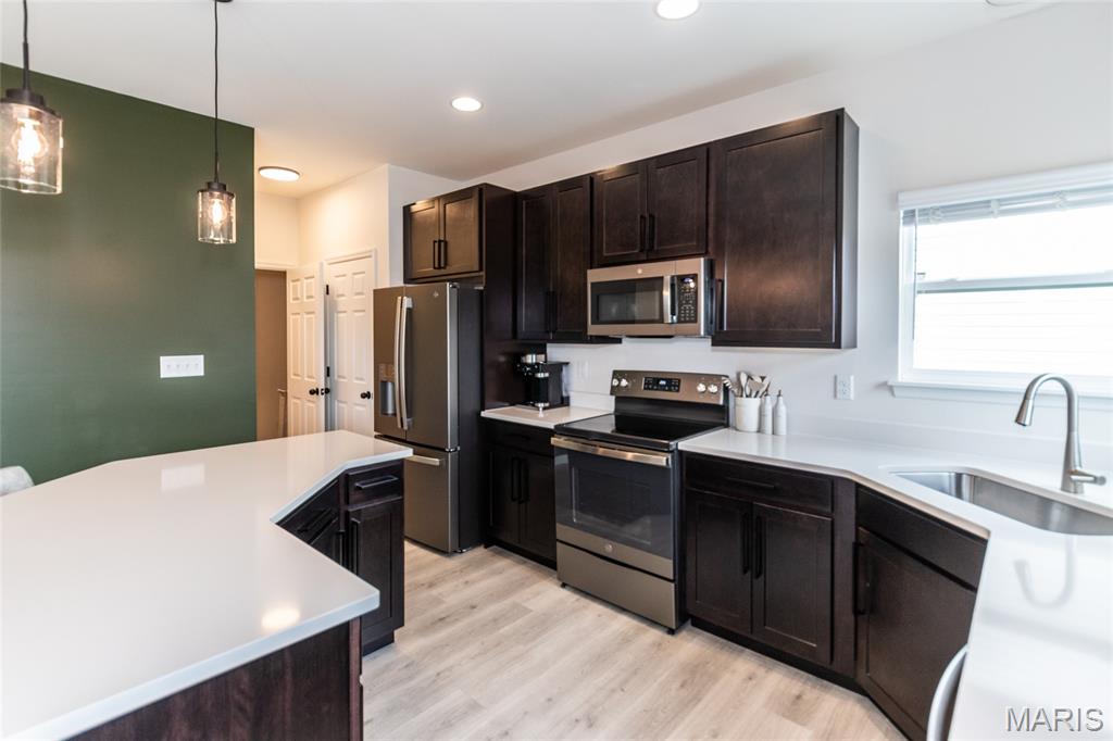 St Charles, Missouri 63301, United States, 4 Bedrooms Bedrooms, ,3 BathroomsBathrooms,Residential,Active,197064